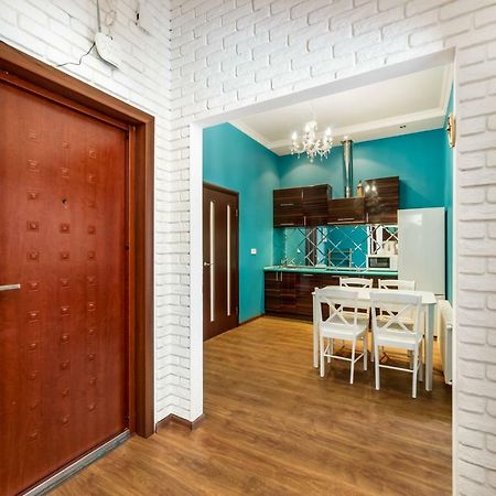 Stylish Apartment With A Balcony Overlooking The Park オデッサ エクステリア 写真