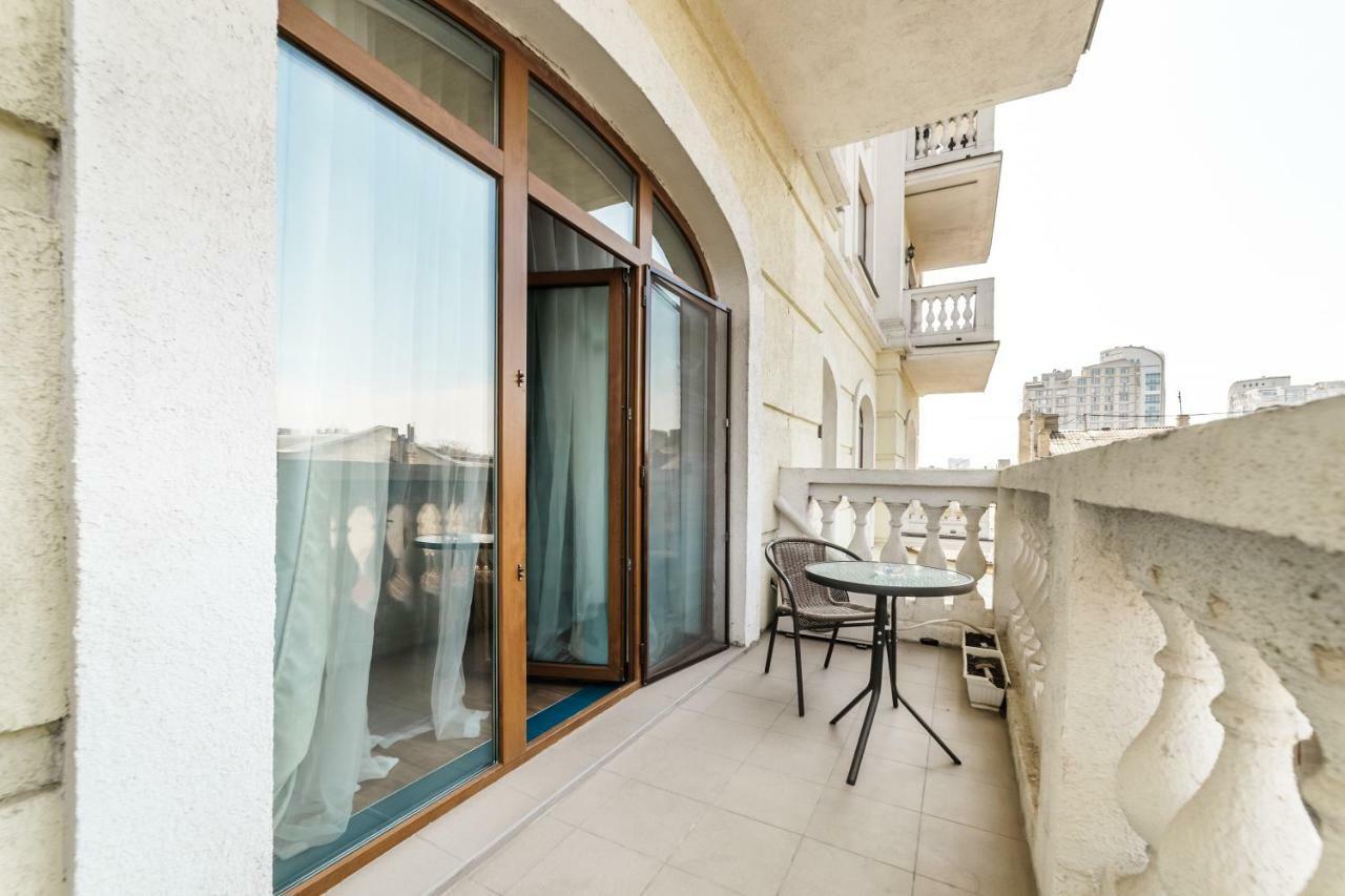 Stylish Apartment With A Balcony Overlooking The Park オデッサ エクステリア 写真