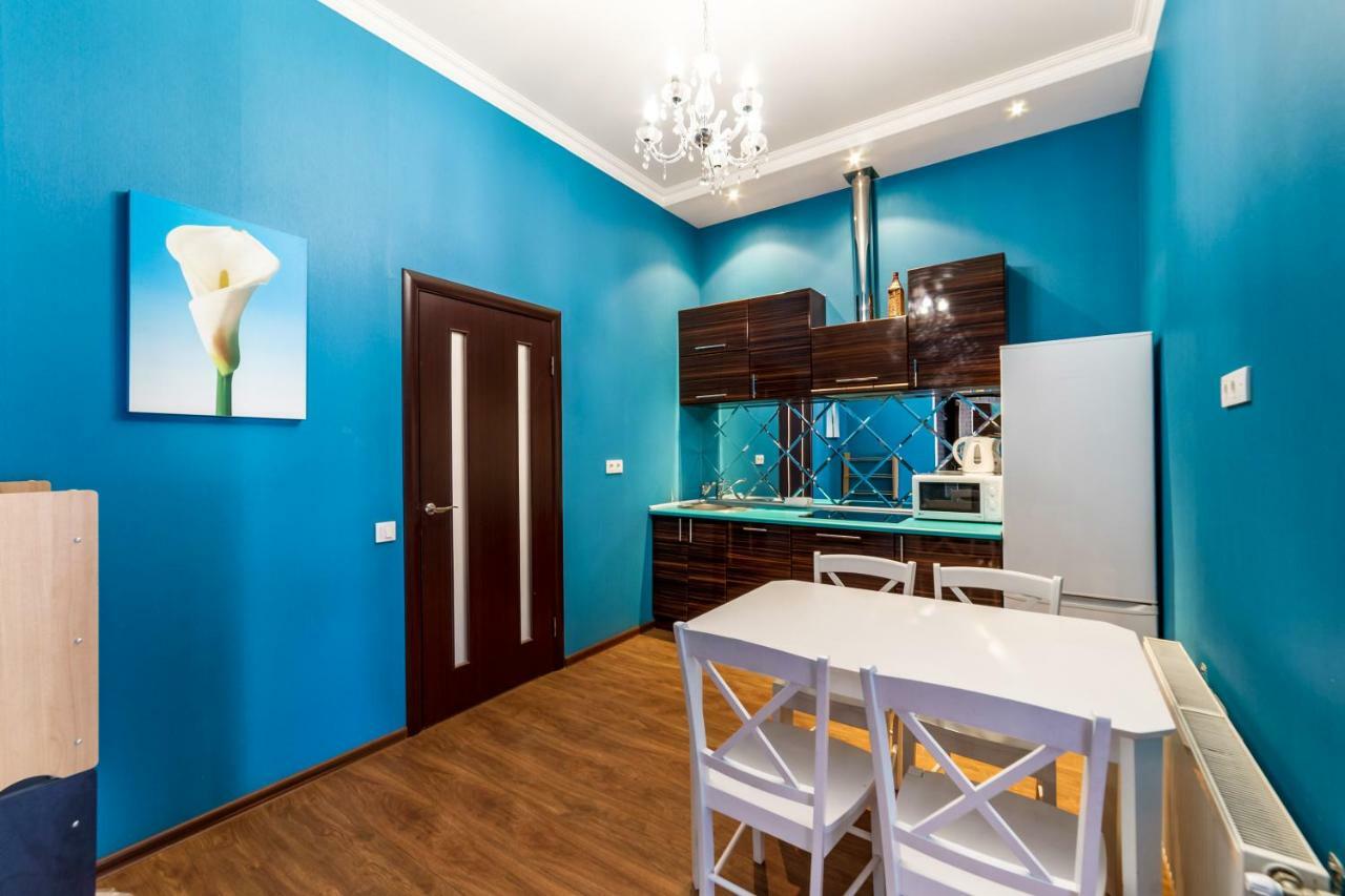 Stylish Apartment With A Balcony Overlooking The Park オデッサ エクステリア 写真