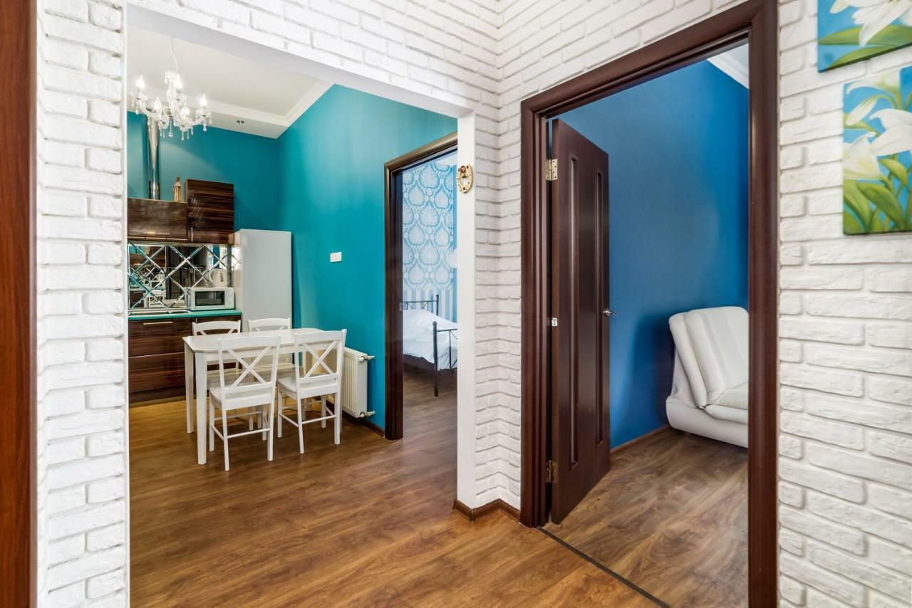 Stylish Apartment With A Balcony Overlooking The Park オデッサ エクステリア 写真