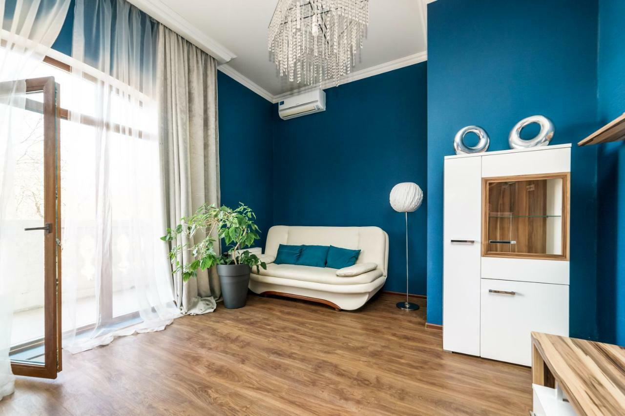 Stylish Apartment With A Balcony Overlooking The Park オデッサ エクステリア 写真