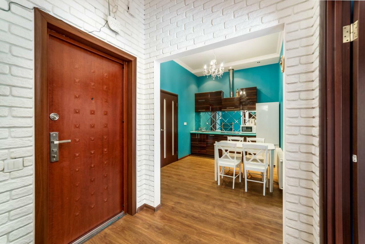 Stylish Apartment With A Balcony Overlooking The Park オデッサ エクステリア 写真