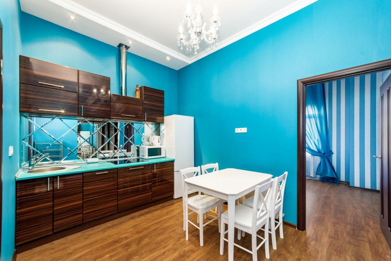 Stylish Apartment With A Balcony Overlooking The Park オデッサ エクステリア 写真